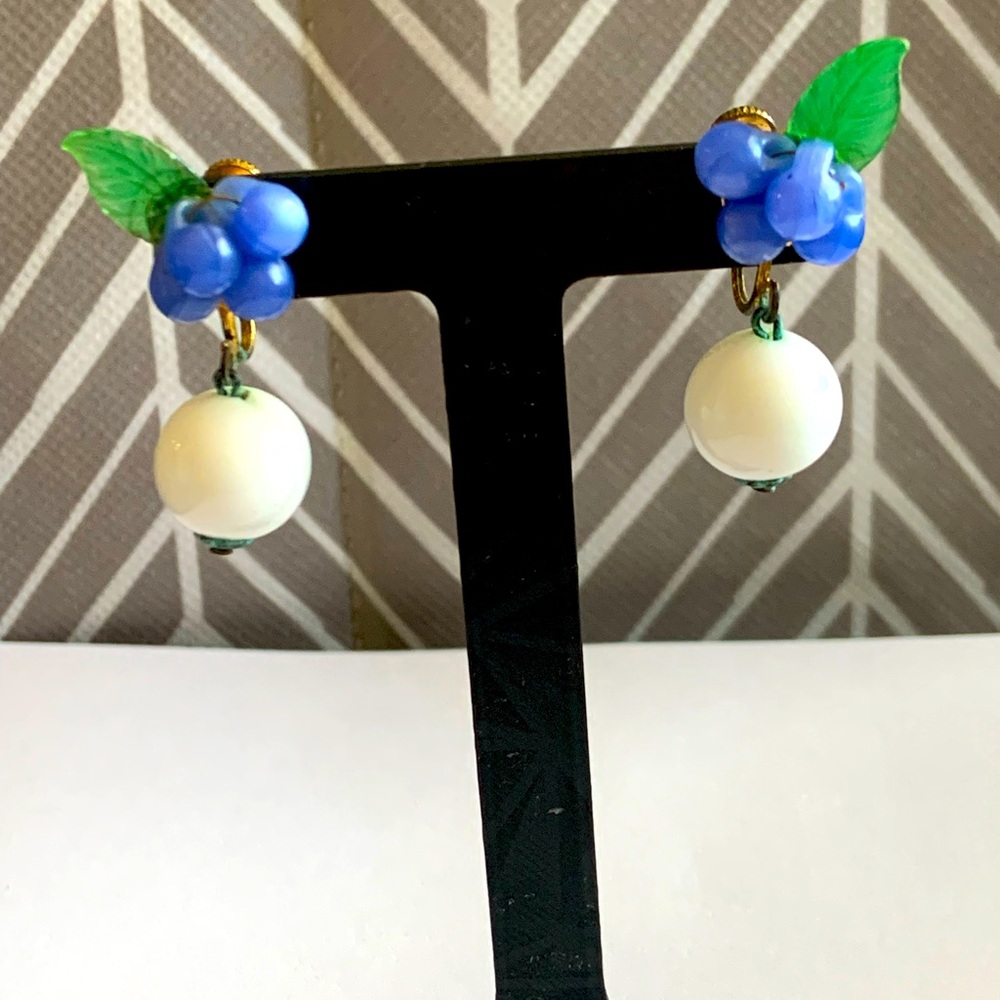 milk glass vintage screw backs - Picture 4 of 8